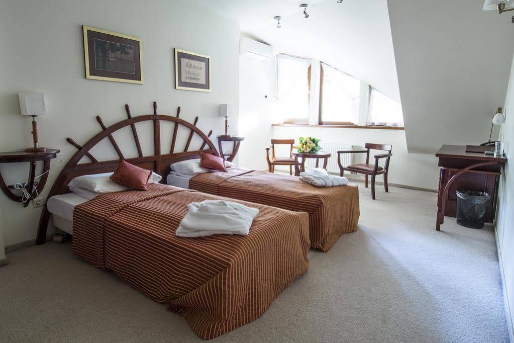 Port Hotel Ādaži Extérieur photo